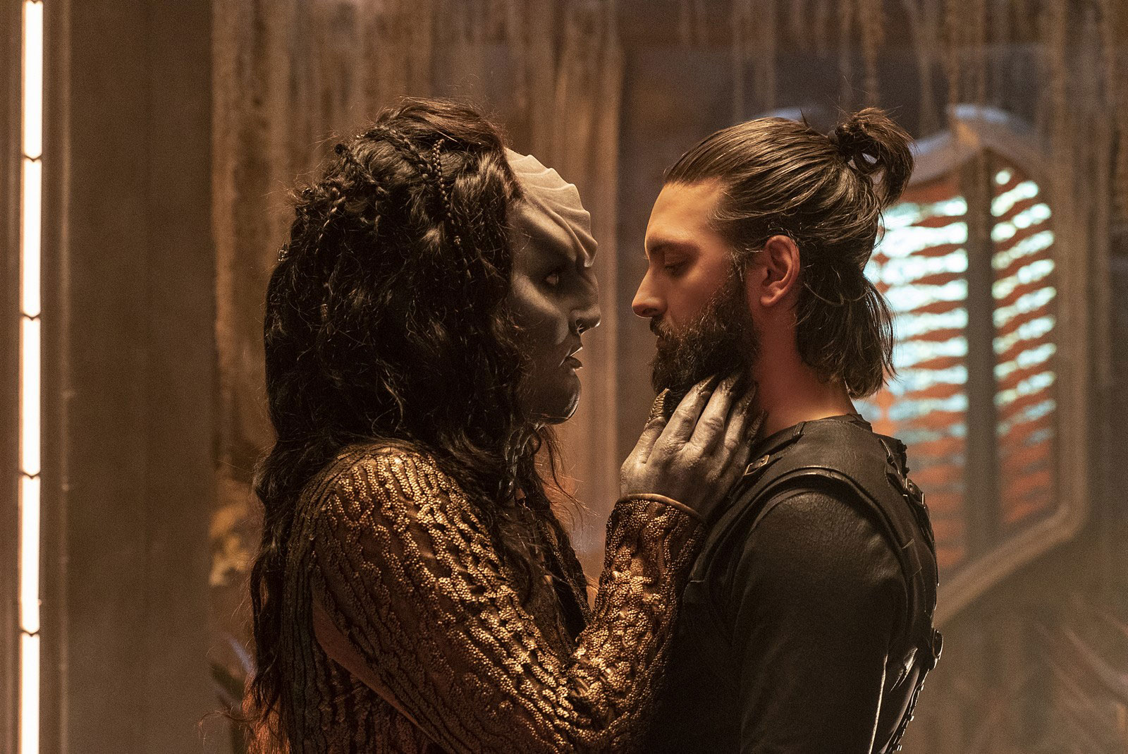 Mary Chieffo as L’Rell and Shazad Latif as Ash Tyler